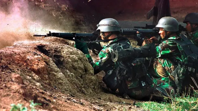 Untuk menghadapi GAM yang menuntut kemerdekaan Aceh, pemerintah menetapkan daerah militer di provinsi itu.