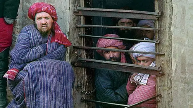 Бухоро зиндони панжараси олдида...