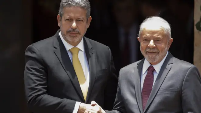 Arthur Lira e Lula apertando as mãos; receiocasino que paganão desagradar o presidente da Câmara é um dos motivos apontados por analistas como explicação para silêncio do PTcasino que pagavotação sobre orçamento secreto na Casa