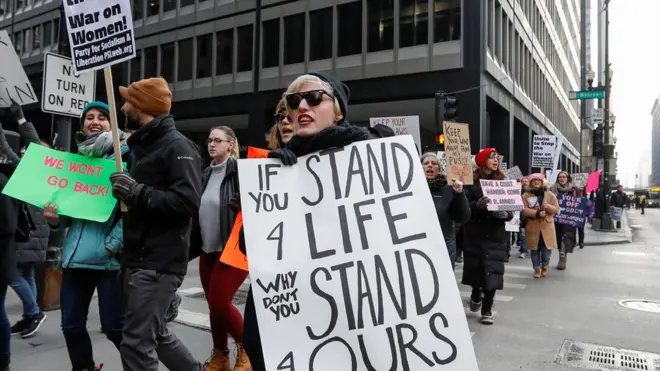 خرجت مسيرات مؤيدة لحق الإجهاض وضد سياسة ترامب بشأن النساء
