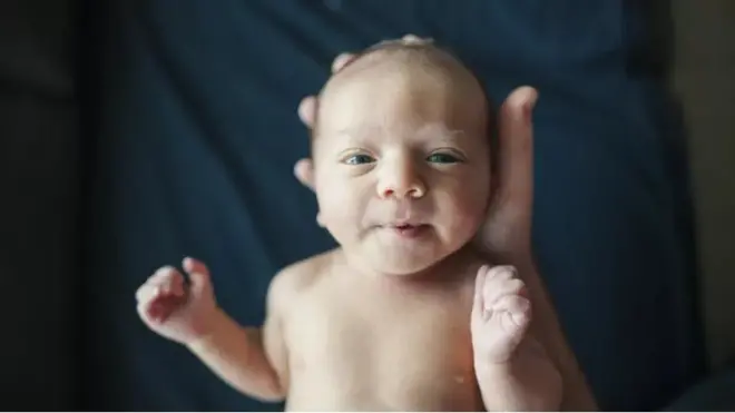 Un bébé "né avec un stérilet" est extrêmement improbable.