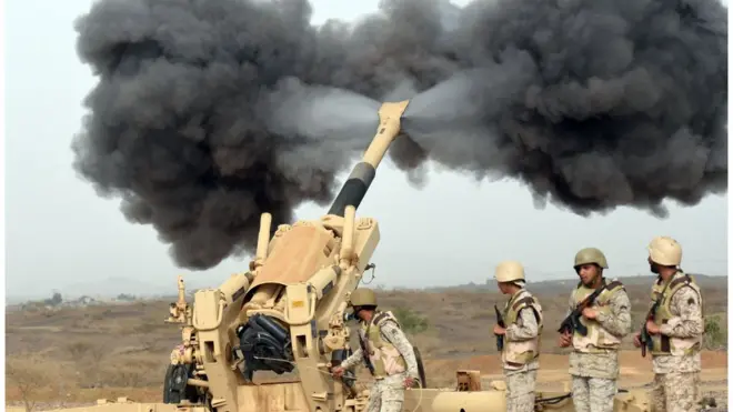 لحظة إطلاق نار من مدفع سعودي