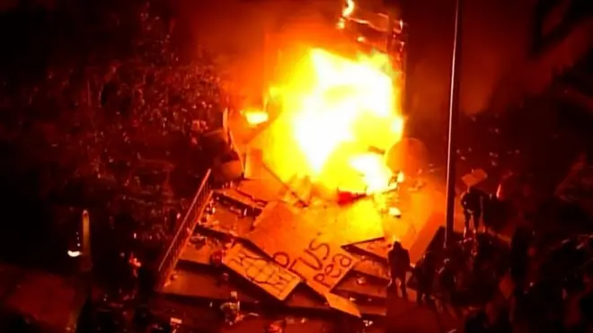 Поджог полицейского участка в Миннеаполисе.