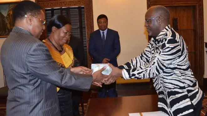 Rais Magufuli akipokea msaada wa dola laki mbili (USD 200,000) kutoka kwa Balozi wa Uganda nchini Tanzania Doroth Samali Hyuha akiwa pamoja na Kaimu Balozi wa Tanzania nchini Uganda Elibariki Maleko.