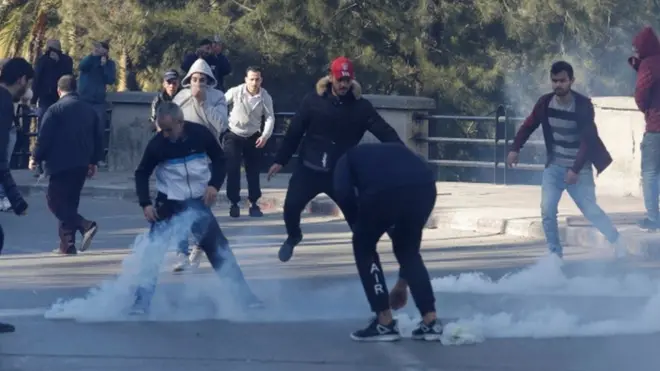 الشرطة أستعملت الغاز المسيل للدموع لتفريق المتظاهرين أمام مقر الرئاسة يوم 22 أبريل/ نيسان