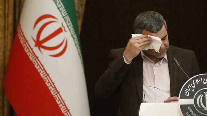 伊朗卫生部副部长伊拉吉·哈里奇在德黑兰的新闻发布会上擦汗（24/2/2020）