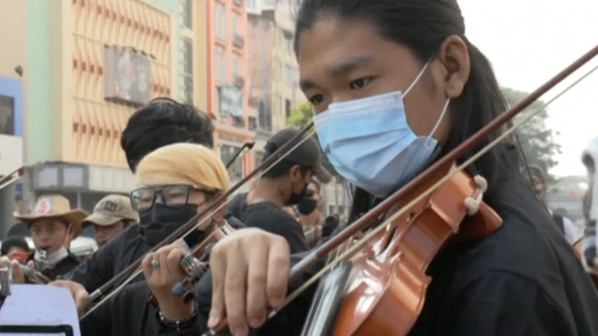 วงออร์เคสตราวัยรุ่นเมียนมาออกเพลงต้านเผด็จการ