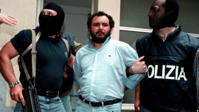 Giovanni Brusca held by two anti-mafia police after being arrested