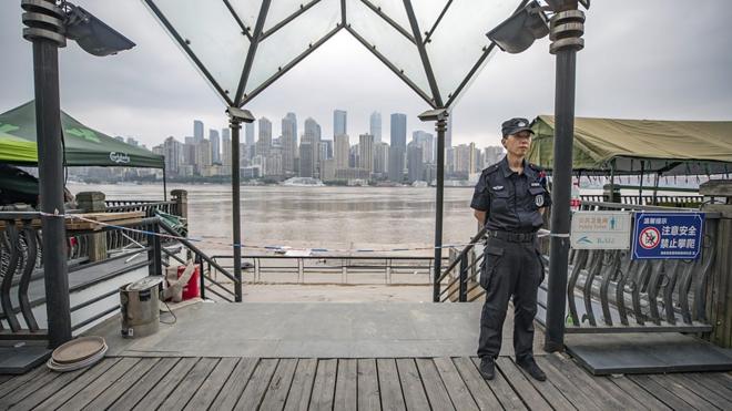 中国西南地区遭遇新一轮洪水侵袭。在重庆，洪水漫入市区，洪崖洞、磁器口等著名商业区和景点都被淹没。