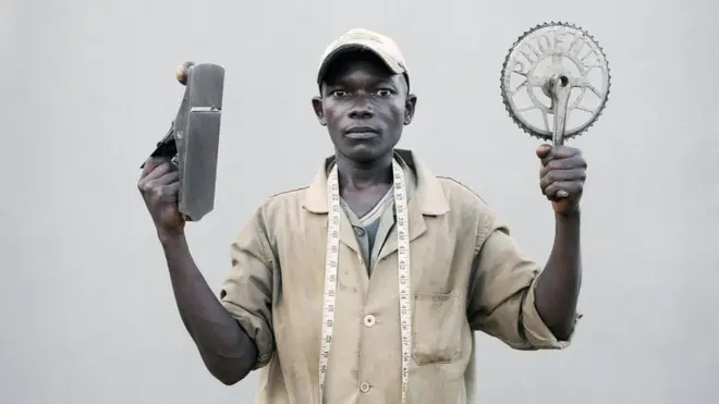 Nin dhalinyaro ah oo kor u hayo qalabkiisa