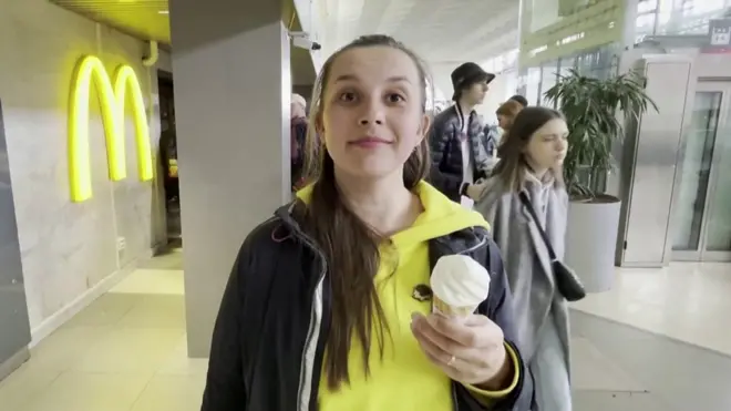 手举麦当劳冰淇淋的莫斯科市民