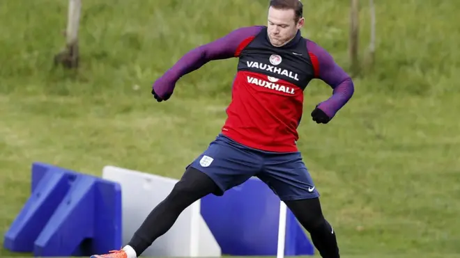 Dalam pertandingan penyisihan PD 2018 sebelumnya melawan Slovenia, Wayne Rooney tidak diturunkan.