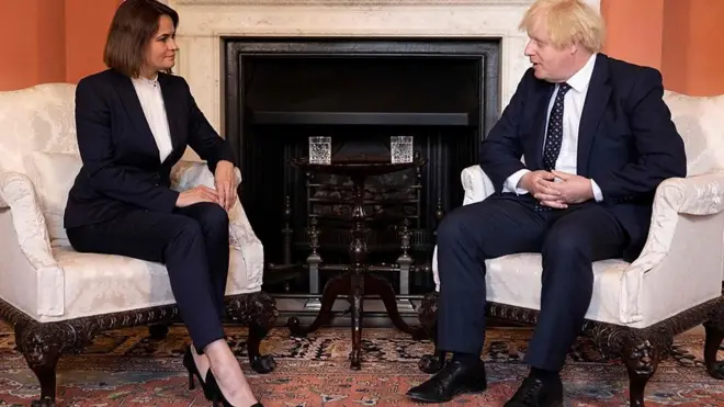 Светлана Тихановская и Борис Джонсон сидят напротив друг друга