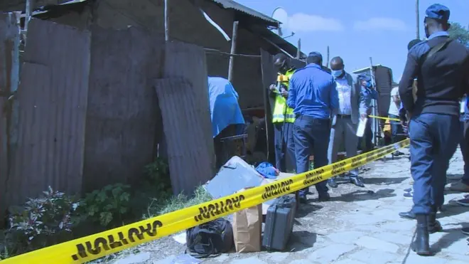 ፖሊስ እቲ ገበን ኣብ ዝተፈጸመሉ ስፍራ መርመራ እናኣካየደ