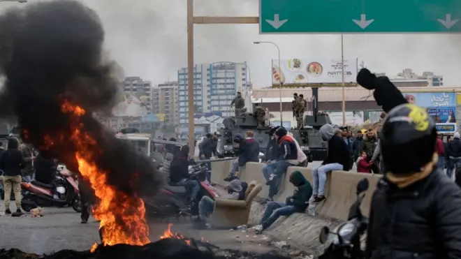 ظل المتظاهرون الذين يطالبون بإصلاح حكومي كامل على حشدهم منذ بدء الاحتجاجات في 17 أكتوبر/تشرين الأول