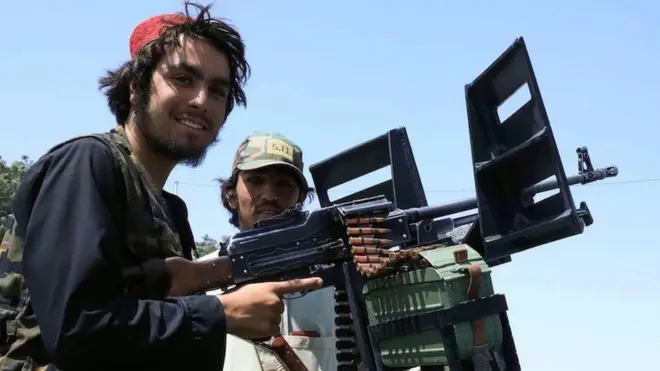 شہر کی گلیوں اور سڑکوں پر طالبان کا راج ہے اور خواتین گھروں سے نہیں نکل رہیں