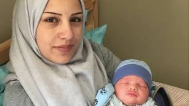 Мама и сын только что приехали домой из больницы