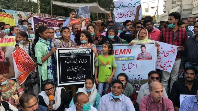 پاکستان کی ہندو اور مسیحی اقلیتی برادریاں اپنی لڑکیوں کے مذہب کی جبری تبدیلی کی شکایت ایک طویل عرصے سے کرتی آ رہی ہیں