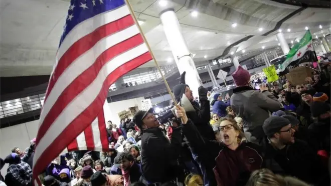 اعتراض مردمی در فرودگاه شیکاگو