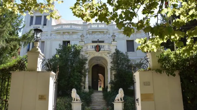 دغه ودانۍ په ۱۹۲۴ کال د غازي امان الله خان په واکمنۍ کې د افغانستان سفارت لپاره پېرل شوې وه