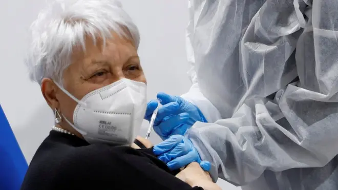 한 여성이 지난 4월 이탈리아 로마에서 모더나 코로나19 백신을 접종받고 있다