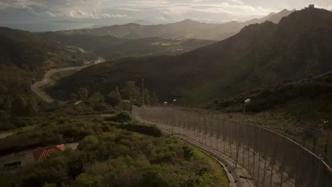 Сеутская стена была возведена, чтобы сдержать наплыв мигрантов