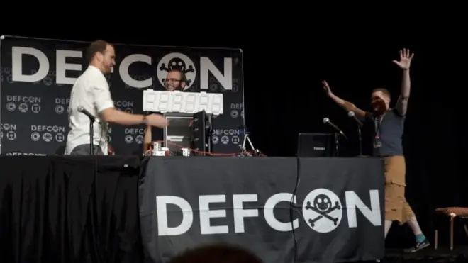 Счастливая команда только что открыла сейф