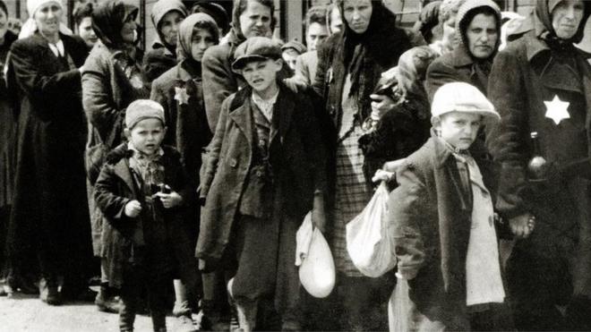 وصول يهود مجريين إلى معسكر الإبادة النازي أوشفيتز، في بولندا في يونيو/ حزيران عام1944.
