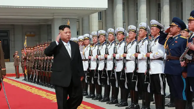 열병식에 참가한 김정은 북한 노동당 위원장