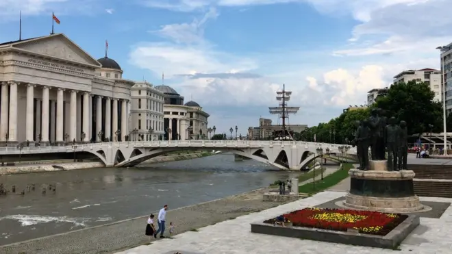 Sporni most „Oko" spaja dve obale Vardara u samom centru grada