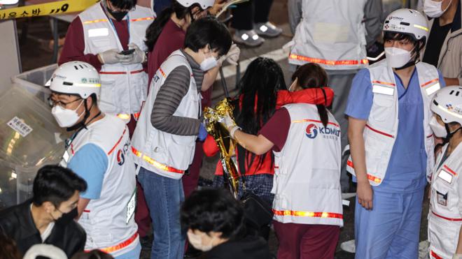 首尔梨泰院踩踏事件现场救护员服气一名女伤者（29/10/2022）