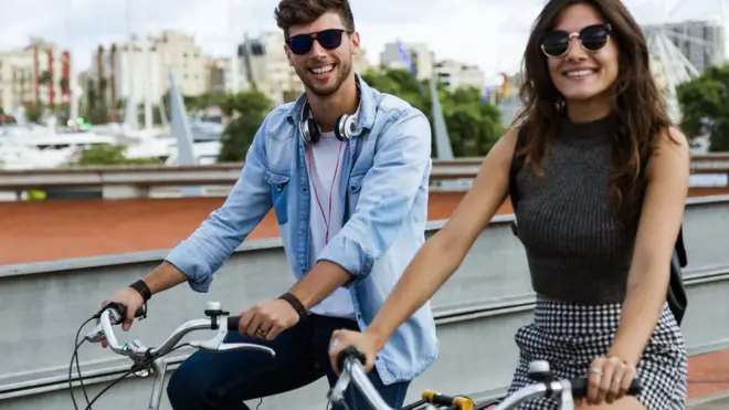 Пара на велосипедах