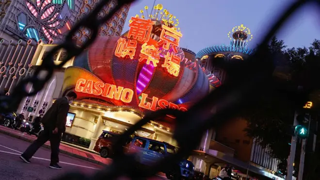 澳門葡京娛樂場門前行人寥寥無幾