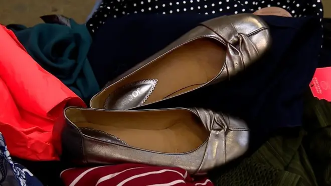 Невживаний одяг на смітнику