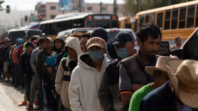 Мігранти біля кордону між Мексикою і США