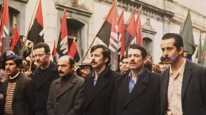 Miguel Enríquez (cuarto desde la derecha) en el entierro de Nilton da Silva