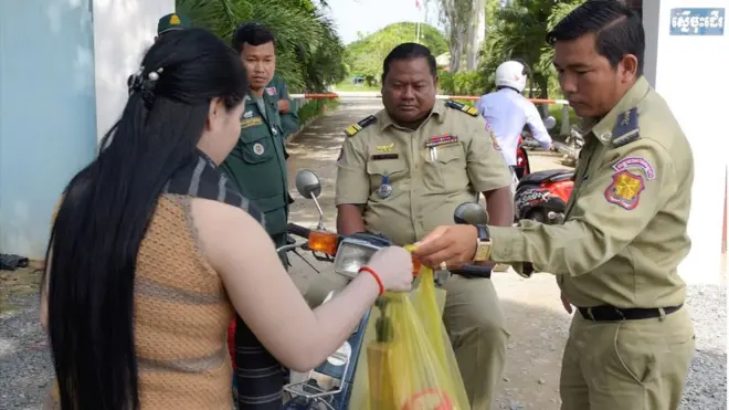 Một phụ nữ là nhà hoạt động về đất đai được giới chức của một nhà tù trao trả một số vật dụng cá nhân sau khi được ân xá