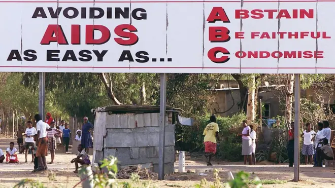 Dis sign dey tell people how dem go fit avoid HIV and AIDS by demsef through di ABC method.