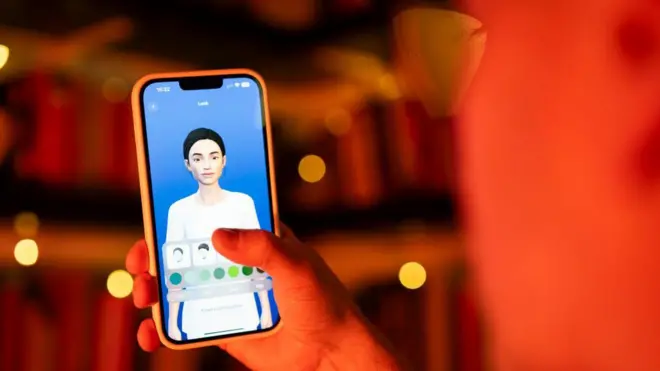 تُظهر هذه الصورة التوضيحية مستخدماً يتفاعل مع تطبيق على الهاتف الذكي لتخصيص صورة رمزية (أفاتار) لمحادثٍ شخصي يعمل بالذكاء الاصطناعي، المعروف باسم "ريبيليكا"، في وارسو، بولندا، بتاريخ 22 يوليو/ تموز 2023.