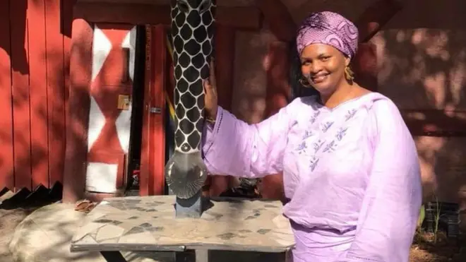 AdaEze Naja Levoe, au Cameroun, lors d'un voyage organisé par Roots to Glory