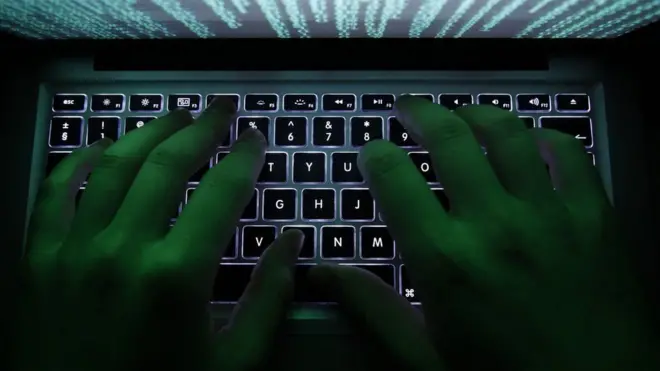 شخص يكتب على لوحة مفاتيح