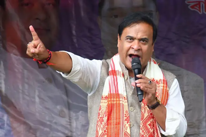 असम के मुख्यमंत्री हिमंत बिस्वा सरमा, असम विधानसभा चुनाव से पहले, 23 मार्च 2026 को नगांव जिले के कोलीबोर में एक चुनावी रैली के दौरान