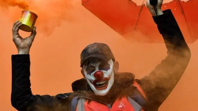 प्रस्तावित पेंशन सुधारों के ख़िलाफ़ हो रहा प्रदर्शन