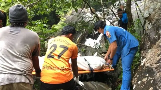 警方尸检发现死者肺中进水不多，相信死者并非溺水死亡。眼睛和头部伤势似乎不是有坠落造成。