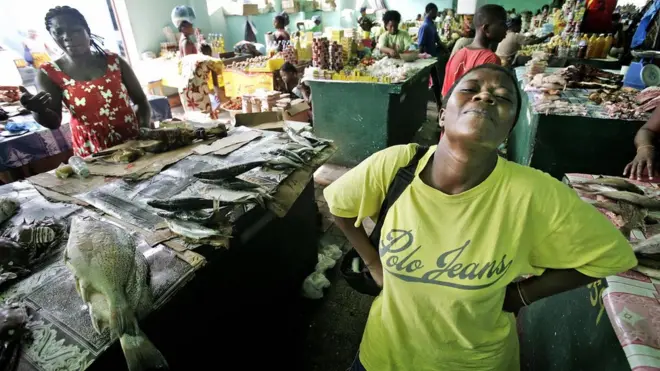 Twi na di major language dem dey use sell market for Ghana