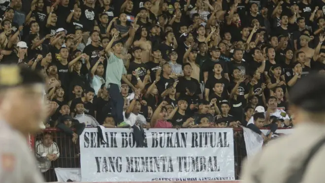 Suporter Bali United memberikan dukungan saat pertandingan Liga 1 Bali United melawan PS Tira di Stadion I Wayan Dipta, Bali, sehari setelah tragedi pengeroyokan Haringga Sirilia.