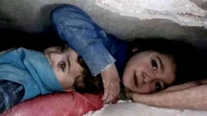 सात साल की बहन अपने भाई के सिर पर हाथ रखे हुए, ये तस्वीर सोशल मीडिया पर शेयर की जा रही है.