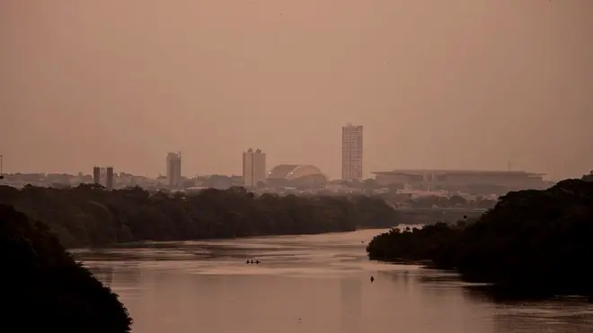 Queimadas deixam Cuiabá (MT) às escuras durante o dia