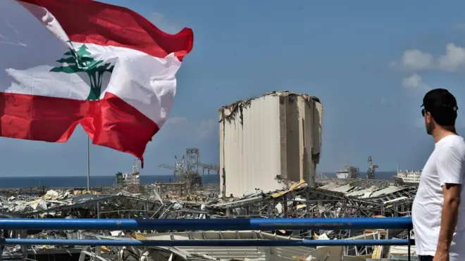 A man looks at the devastated port of Beirut (9 August 2020)