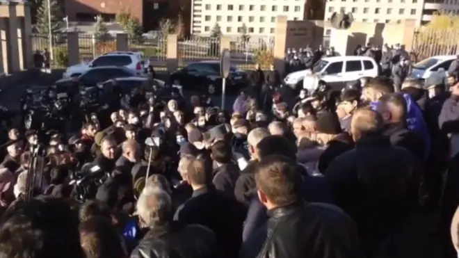 Qarabağ müharibəsində əsir və itkin düşənlərin qohumları müdafiə nazirliyi qarşısında etiraz aksiyaları keçirir